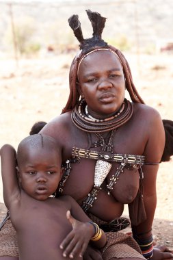 Himba kadın çocukla Köyü