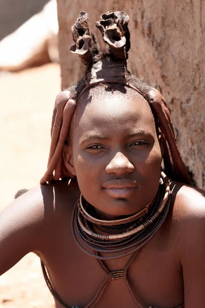 Himba žena s ornamenty na krku v obci — Stock fotografie