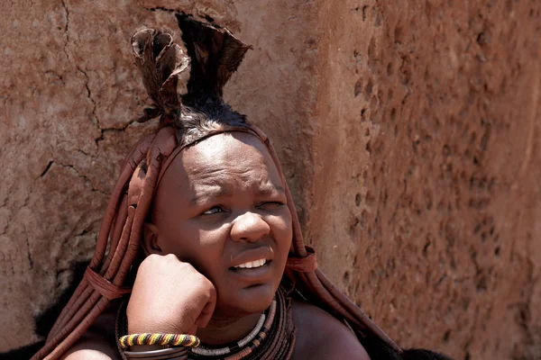 Himba mulher com ornamentos no pescoço na aldeia — Fotografia de Stock