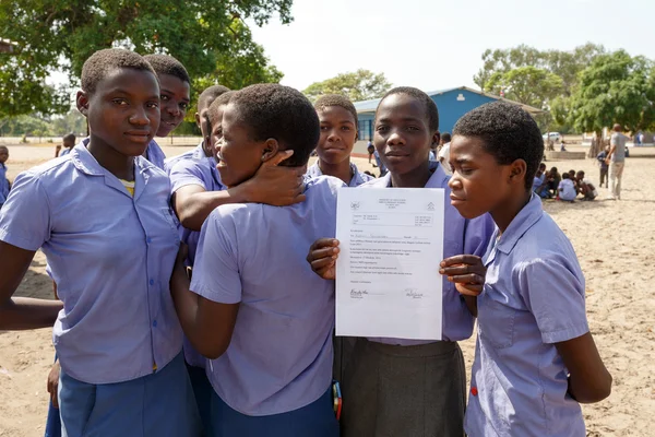 Felice scuola namibiana bambini in attesa di una lezione . — Foto Stock