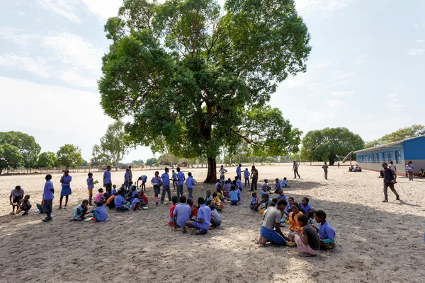 Felice scuola namibiana bambini in attesa di una lezione . — Foto Stock