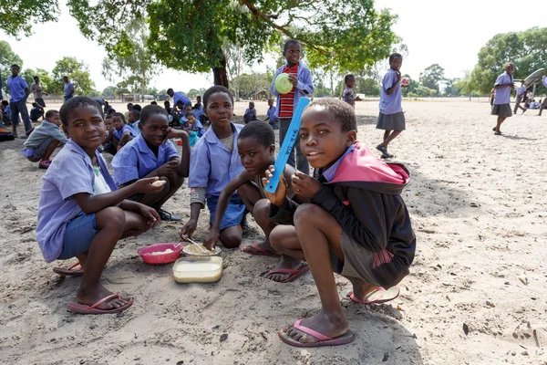 Niños felices de Namibia esperando una lección . — Foto de Stock