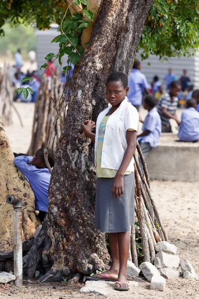Felice scuola namibiana bambini in attesa di una lezione . — Foto Stock