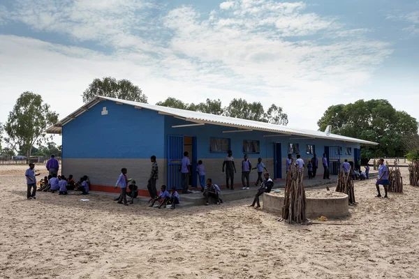 Felice scuola namibiana bambini in attesa di una lezione . — Foto Stock