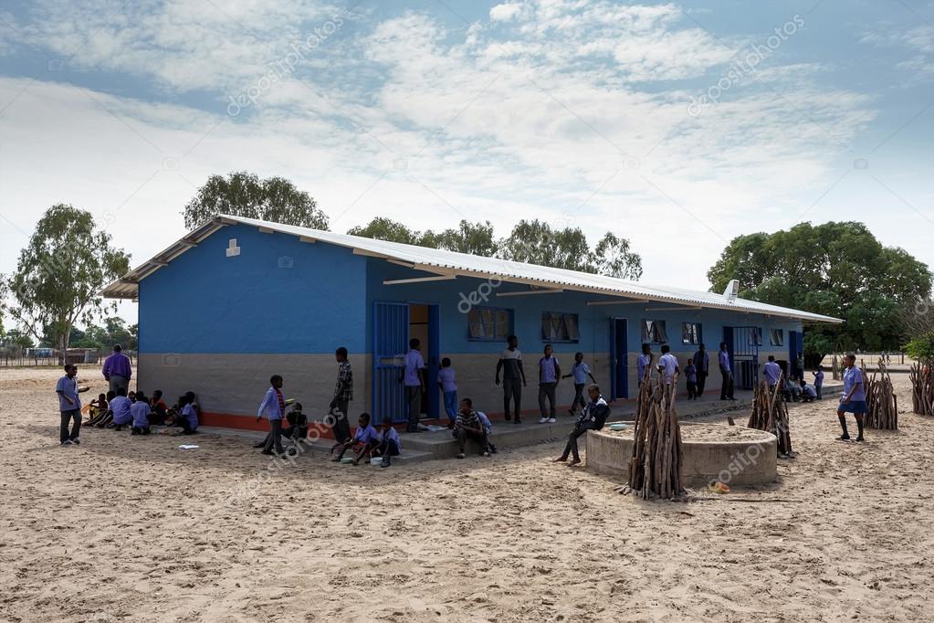 Niños felices de Namibia esperando una lección. 2024