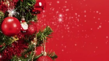 Soyut kar arka plan kırmızı topları ile dekore edilmiş Noel ağacının ayrıntı ile