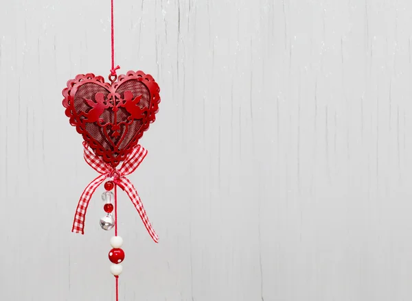 Eart jako symbol lásky vinobraní karty s červeným srdcem na Grunge v — Stock fotografie