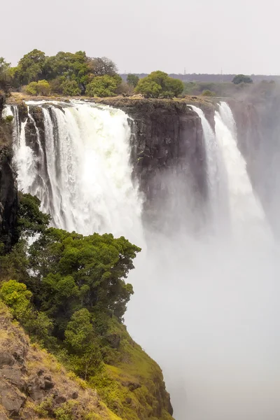 De Victoria falls met mist van water — Stockfoto