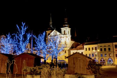 gecede Jihlava süslenmiş Noel kasabası