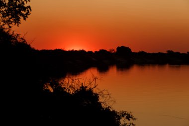Zambezi üzerinde Afrika günbatımı