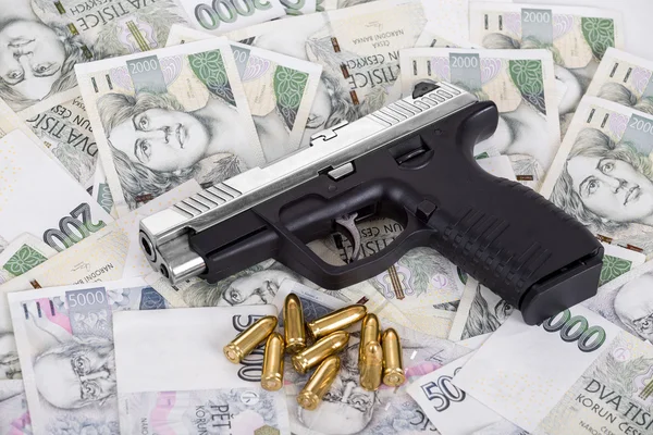Pistole mit Kugel auf tschechischen Banknoten — Stockfoto
