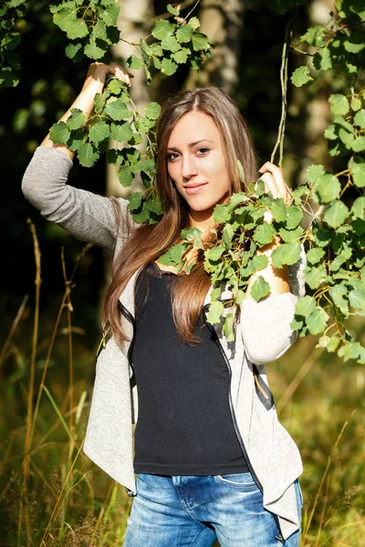 Retrato de una encantadora mujer mujer chica al aire libre —  Fotos de Stock