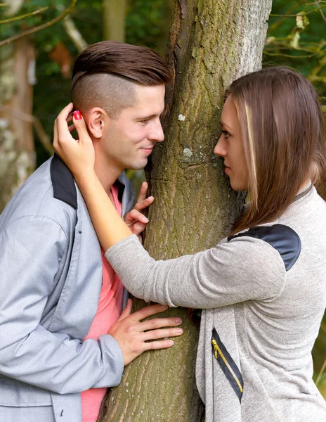 Glücklich lächelndes junges Paar im Freien. Valentin-Konzept — Stockfoto