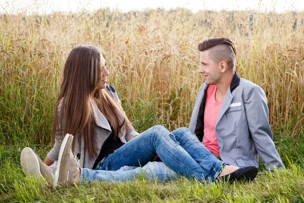 Spokojený úsměv venkovní mladý pár. Valentine koncept — Stock fotografie