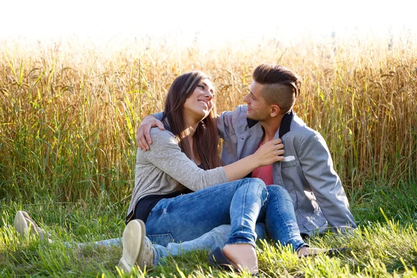 Glücklich lächelndes junges Paar im Freien. Valentin-Konzept — Stockfoto