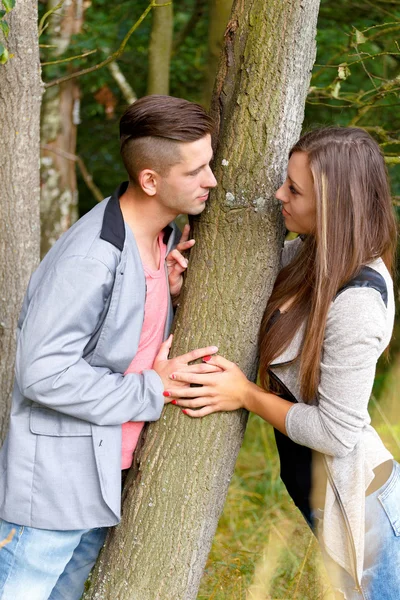 Spokojený úsměv venkovní mladý pár. Valentine koncept — Stock fotografie