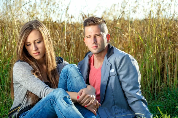 Feliz casal jovem sorridente ao ar livre. conceito valentine — Fotografia de Stock