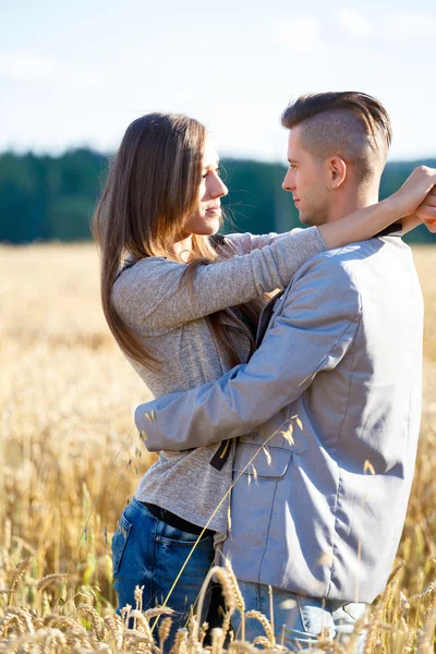 Spokojený úsměv venkovní mladý pár. Valentine koncept — Stock fotografie