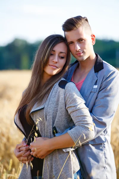 Feliz casal jovem sorridente ao ar livre. conceito valentine — Fotografia de Stock