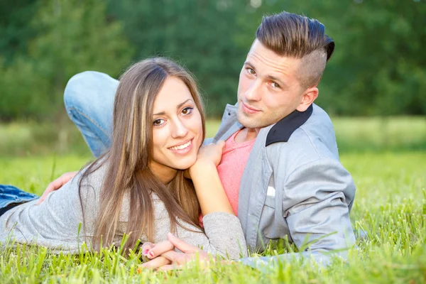 Joyeux jeune couple souriant en plein air. concept de valentine — Photo