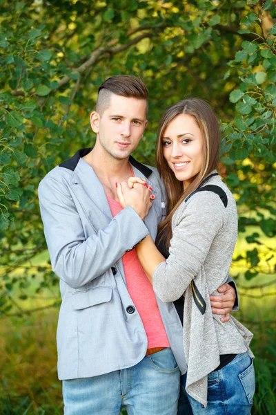 Glücklich lächelndes junges Paar im Freien. Valentin-Konzept — Stockfoto