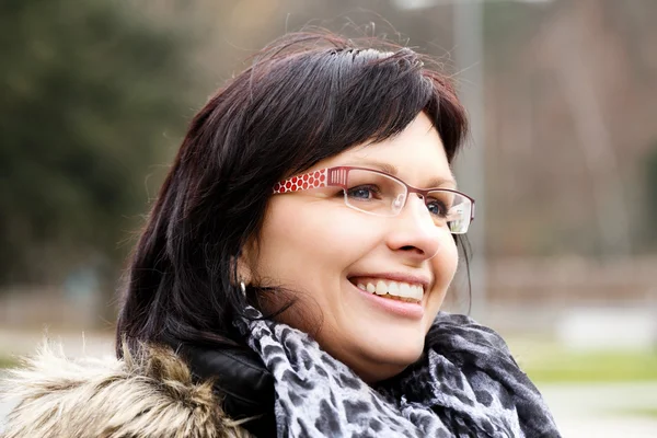 Moda al aire libre Belleza Retrato de mujer de mediana edad — Foto de Stock