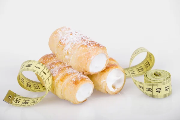 Konzept der Schlankheitskur, Kuchen mit Maßband — Stockfoto