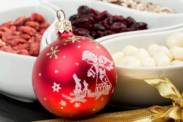 Balde de Natal vermelho com nozes de chocolate — Fotografia de Stock