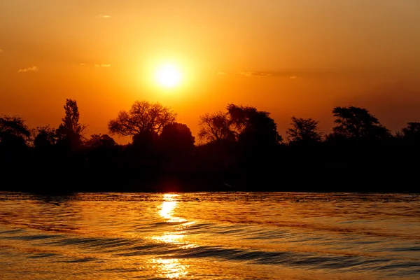 Pôr do sol africano no rio Chobe — Fotografia de Stock