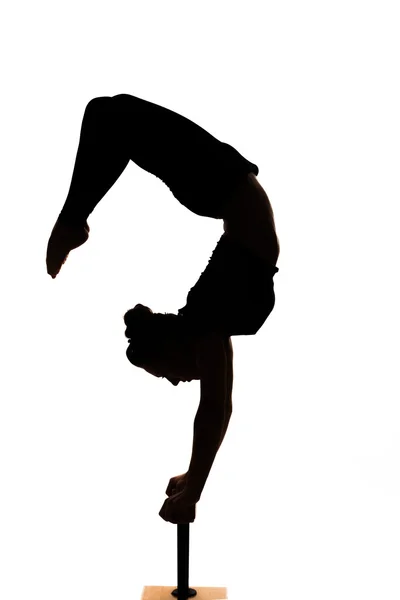 Kaukasische Frau Verrenkung praktiziert Gymnastik Yoga in Silhouette — Stockfoto