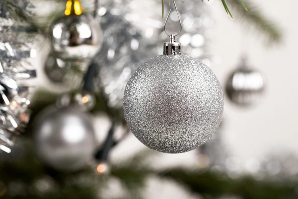 Dekorerad julgran med silver bollar — Stockfoto
