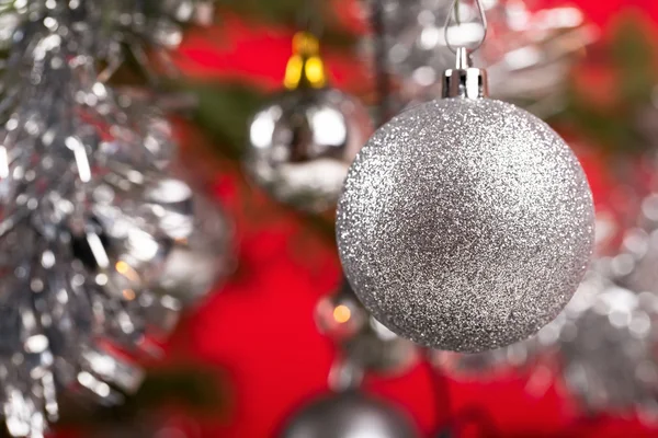 Στολισμένο χριστουγεννιάτικο δέντρο με τις ασημί μπάλες — Φωτογραφία Αρχείου