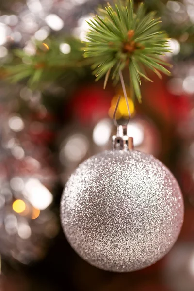Albero di Natale decorato con palline d'argento — Foto Stock