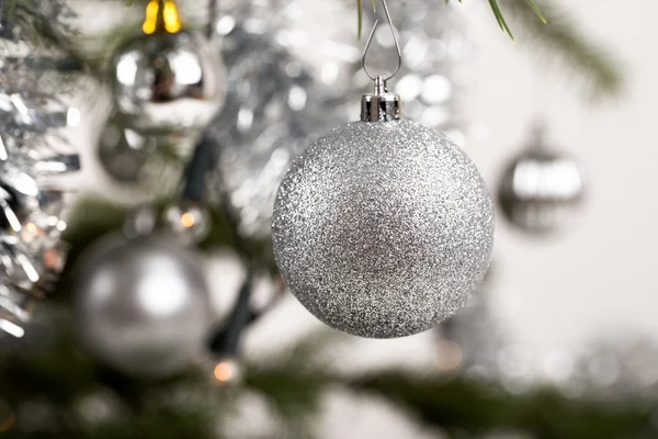 Gedecoreerde kerstboom met zilveren ballen — Stockfoto