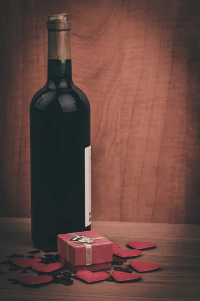 Butelka z winorośli, czerwone serca i małe przedstawienie w stylu retro — Zdjęcie stockowe