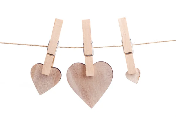 Dřevěné srdce visí na prádelní šňůru — Stock fotografie