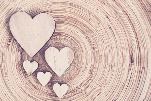 Valentinsherzen aus Holz auf Holzgrund in Retro-Farbe — Stockfoto