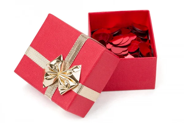 Corações vermelhos confete em caixa no fundo branco — Fotografia de Stock