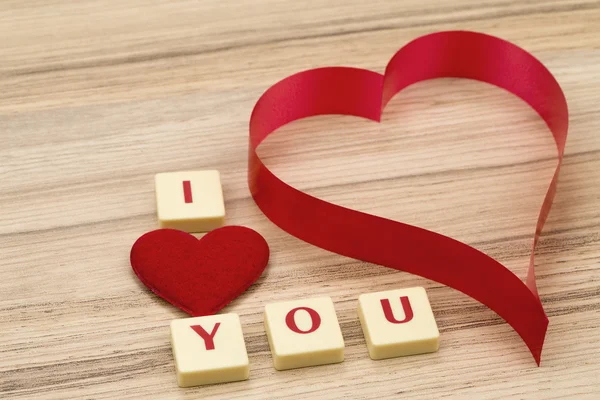 Valentinsherzen aus Papier auf einem hölzernen Hintergrund und tex i love you — Stockfoto