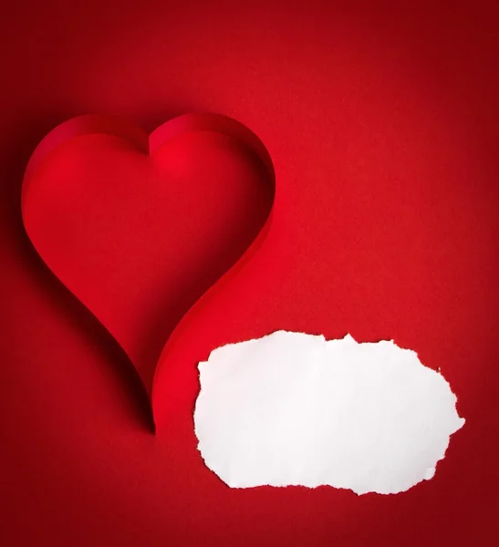 Corações de papel dos namorados em um fundo vermelho — Fotografia de Stock