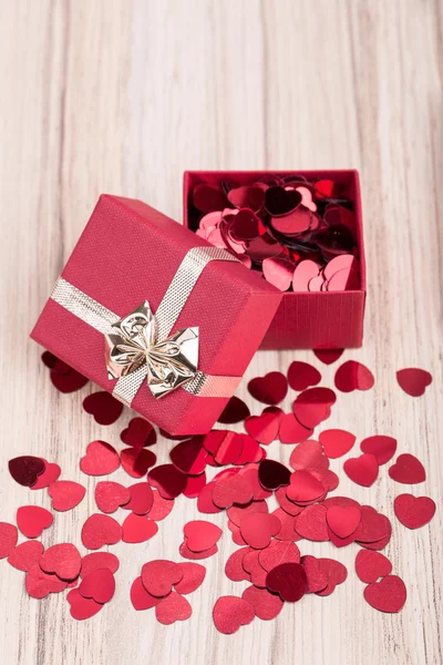 Красные сердца конфетти в коробке валентинки концепция любви — стоковое фото