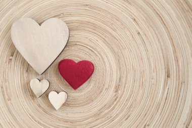 ahşap arka plan üzerinde Sevgililer ahşap Kalpler