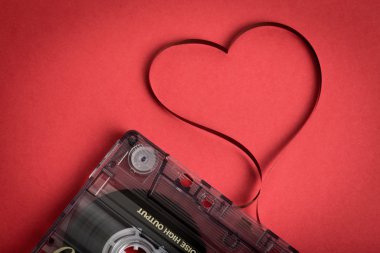Kırmızı artalan üzerinde ses kaset. Şekilleme kalp film