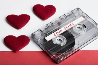 Kumaş kalpli kırmızı artalan üzerinde ses kaset