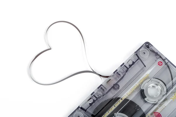 Audiokassette auf weißem Hintergrund. Film formt Herz — Stockfoto