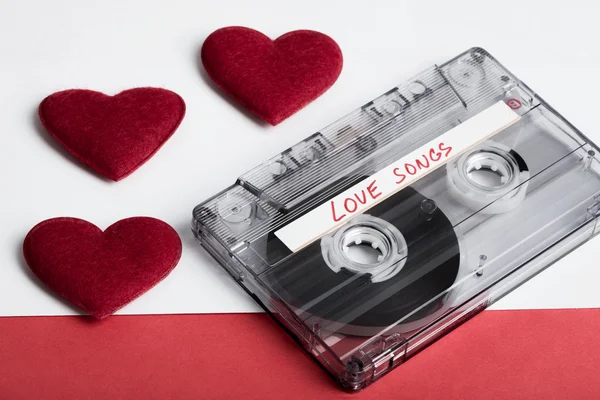 Nastro audiocassetta su backgound rosso con cuore in tessuto — Foto Stock