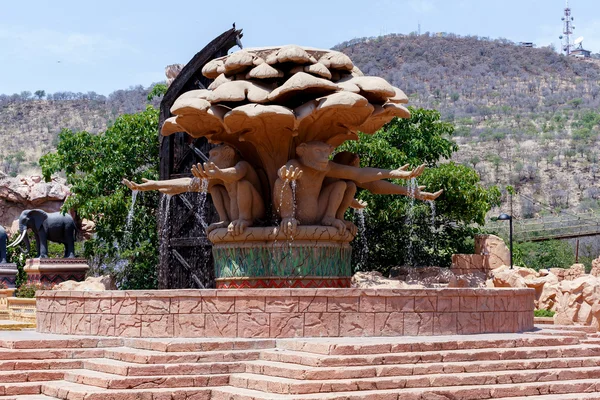 Gigantic monkey statues on fountain in famous Lost City — Stock Photo, Image