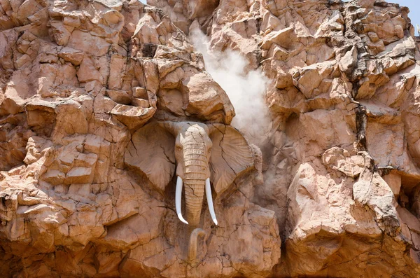 Olifant standbeeld op de brug van tijd, Sun City resort — Stockfoto