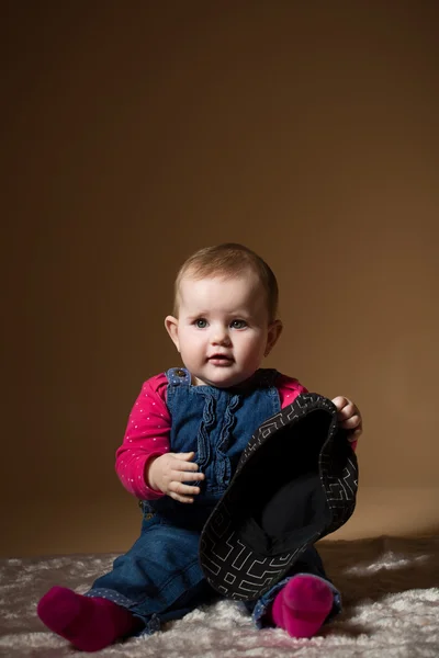 Siyah şapkalı bebek bebek — Stok fotoğraf