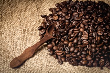 taze ve biyografi aromatik kahve çekirdekleri ve kaşık yığını